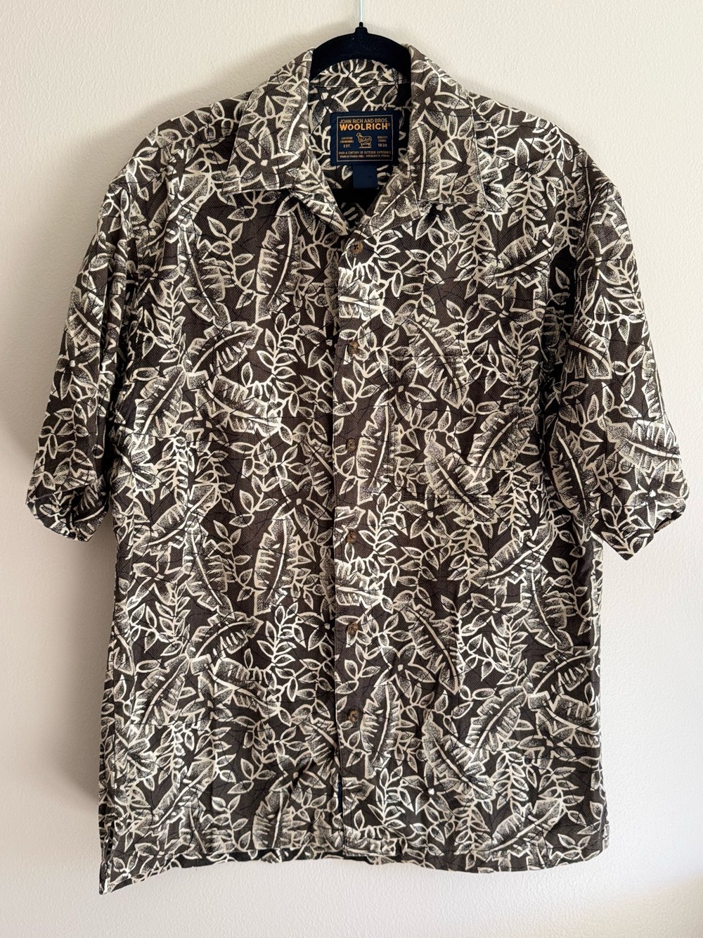 Woolrich Short Sleeve Button-Up Shirt size medium